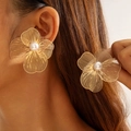 Boucles d'oreilles fleur ginkgo dorées avec perle blanche pour femmes - Boucles d'oreilles perles artificielles pétales de fleurs creuses dorées