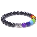Detailansicht des Chakra-Lavastein-Armbands mit silbernem Elefanten und bunten Perlen - Obsidian-Elefant Armband