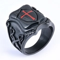 Anello a scudo crociato medievale da uomo con croce rossa e rilievo di spada - US 7 / Nero (01405)