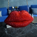Gros plan sur un sac de soirée en forme de lèvres rouges avec strass et chaîne dorée - 23X13.5X6.5CM / Rouge