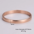Dettaglio di un bracciale rigido oro rosa opaco da 8 mm con misure 63x54 mm e chiusura a fibbia - Uomini-Oro Rosa(8mm)