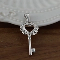 Pendentif clé en forme de cœur en argent poli sur une assiette décorative en céramique - Clé Décorative / Acier