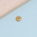 Makroaufnahme einer goldenen Edelstahlscheibe für DIY-Schmuck auf hellblauem Hintergrund - 1x2.5mm / Gold