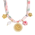 Collana placcata oro 18 carati con ciondolo sole, perle e nastro a fiori rosa - Nastro Floreale Rosa Ciondolo Dorato