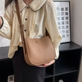 Braune Beuteltasche aus Leder mit Litschimuster und verstellbarem Riemen für Damen im Alltag - Braun