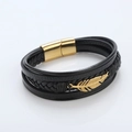 Pulsera multicapa de cuero trenzado negro con dije de pluma dorada y cierre magnético - Negro + Dorado