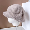 Seitenansicht einer beigen Strickmütze im klassischen Schirmmützen-Design für den Winter - M (56-58cm) / Beige Kaffee