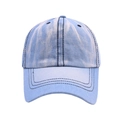 Vooraanzicht van een gewassen lichtblauwe denim baseballpet met zwarte decoratieve stiksels - Hemelsblauw