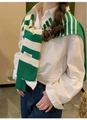Dettaglio dello scialle in maglia a righe verdi e bianche con etichetta di design unico - Verde