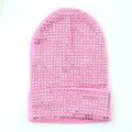 Dettaglio di un berretto in maglia rosa con strass scintillanti e risvolto a coste - L (58-60 cm) Elastico / Rosa (Strass Rosa)