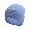 Dettaglio del berretto in maglia azzurro che mostra la trama a coste e il risvolto - Blu