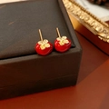Λεπτομερής κοντινή λήψη σκουλαρικιών σε σχήμα λωτού με κόκκινο σμάλτο και χρυσά φύλλα - Σχήμα Λωτού (HE29443) / Κόκκινο/Χρυσό