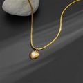 Collar de cadena de serpiente dorada con colgante de corazón de nácar en fondo gris - Dorado