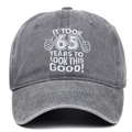 Gorra gris de algodón lavado con bordado blanco del 65 cumpleaños y icono de pulgar - Gris Lavado 65 Años