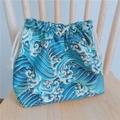 Détail du motif de vagues japonaises sur sac bento en coton épais avec cordon sur chaise bois - Vague Bleue