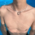 Collar de doble capa en acero de titanio plateado con colgante de sol usado por modelo hombre - Collar de Doble Capa Plateado con Colgante de Sol