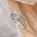 Dettaglio anello regolabile argento con fibbia a cintura e pietre di zircone scintillanti - Aperto Regolabile / Stile Fibbia della Cintura Argentata (13759)