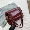 Minimalist high-capacity burgundy PU leather tote bag with stylish metal chain strap - Red