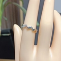 Minimalistischer silberner Wellenring aus Titanstahl für einen stilvollen Unisex-Look - US 7 / Silber