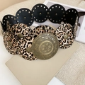 Dettaglio di dischi leopardati e fibbia in bronzo sulla cintura vintage con borchie - 4# Catena da Vita - Caffè Leopardo