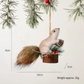 Scoiattolo di Natale marrone con pigna e bacche su una base in legno naturale - Stile C Ciondolo Scoiattolo
