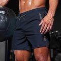 Detail der marineblauen Sportshorts mit elastischem Kordelzug und seitlicher Reißverschlusstasche - S / Marineblau