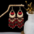 Boho Ethno-Ohrringe mit roten Perlenfransen und goldener Mondsichel am Holzzweig - Rot
