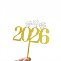 Detailansicht eines goldenen 2026 Acryl-Kuchensteckers mit holografischen Schneeflocken - Holografische Schneeflocke 2026 / Breite ca. 9CM