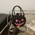 Borsa a tracolla zucca di Halloween nera con motivo viso rosa e disegno a ragnatela - Nero & Rosa