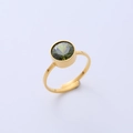 Minimalistische verstelbare gouden ring met een fonkelende ronde olijfgroene edelsteen - Verstelbaar Open / Goud met groene edelsteen