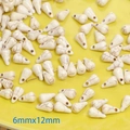 Makro-Detail von 6x12mm weißen Tropfenperlen mit Marmorstruktur für die Schmuckherstellung - Horizontale Tautropfen (6mmx12mm)