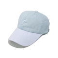 Détail de la casquette rayée bleu clair avec lettre C brodée et visière blanche courbée - M (56-58cm) / Bleu