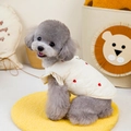 Dettaglio del gilet trapuntato per cani con ricamo a cuore ed eleganti maniche a balze - S / Bianco Sporco