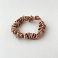 Λεπτομερής όψη σατέν scrunchie σε σαμπανιζέ χρώμα με μεταξένια υφή και κομψές πτυχώσεις - Ανοιχτό Καφέ