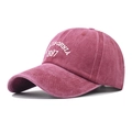 Dettaglio del cappellino vintage in cotone bordeaux con ricamo CALIFORNIA 1987 sul fronte - Regolabile / 1987 Rosso Vino Lavato