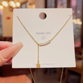 Elegante goldene Halskette mit gebogenem Stab und lächelndem Gesichtsanhänger - X595 Gold Smiley Gesicht Gebogene Stange
