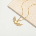 Élégant collier pendentif cœur doré avec ailes d'ange en cristal scintillant sur chaîne - Cœur Ailé d'Or