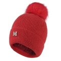 Dettaglio del berretto rosso in maglia con pompon in ecopelliccia e logo M metallo - 55-60cm / Rosso
