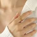 Minimalistischer goldener Lagenring mit Gliederketten-Design an der Hand des Models - Größe 6 Offen Verstellbar / Gold