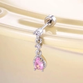 Pendiente de gota con circonitas y piedra rosa sobre fondo beige curvado elegante - Pera Rosa