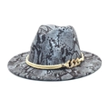 Cappello fedora chic con stampa a serpente grigio e nero e catena dorata su fondo bianco - M (56-58cm) / Blu
