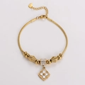 Vista macro de una pulsera de cuentas doradas con un colgante de flor e incrustación de nácar - Dorado