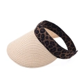 Dettaglio del tessuto leopardato e della trama in paglia naturale del cappello a visiera - Taglia unica / Beige Leopardo