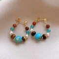 Nahaufnahme der goldenen Creolen mit Tigerauge-Stein, Türkisperlen und Perlenbesatz - 9# Glasperlen Perle Runde Ohrstecker (Silver Earring Post)