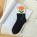 Baumwollsocken in Schwarz und Beige mit lebendigen orangefarbenen Blumenmustern - Schwarz
