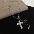 Dettaglio del ciondolo a croce con strass e perla marmorizzata su catena d'argento - Placcato Argento con Strass Bianchi e Perline in Pietra Dalmata / Argento