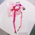 Porte-clés tressé rose avec fermoir cœur, dé et breloque jeton de poker sur une carte - 40.A1 Dés Rose Foncé