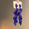 Dettaglio di orecchini a nappa con petali in velluto blu scuro e catene dorate - 9# Ago in Acciaio - Blu