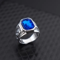 Herenring van zilverlegering met grote rechthoekige blauwe edelsteen en vintage snijwerk - US 6 / Zilver & Blauw