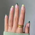 Unghie finte a mandorla verde oliva e giallo stile francese con gioielli dorati - Stile Francese Verde Scuro e Giallo Brillante (JP1346)